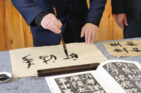 张周校长为学生现场书写“春满师上”寄语