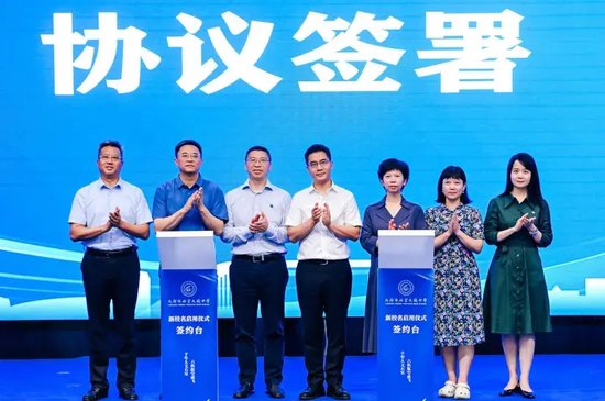 青羊区教育局局长 何 媛、石室中学党委副书记、校长毛道生