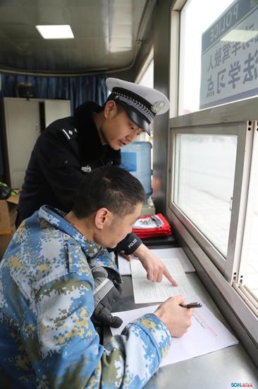 创文出新招:交通违章人员罚站马路当起临时文明劝导员