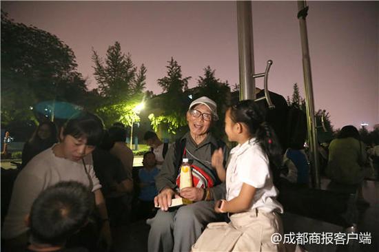 老爷爷每周五从眉山到川大练英语口语 坚持14