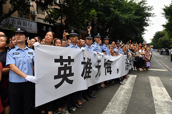 仁寿民众自发前来送别英雄。澎湃新闻记者 胥辉 图