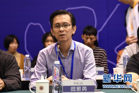 中国美协副主席何家英讲话。新华网发(范成成 摄)