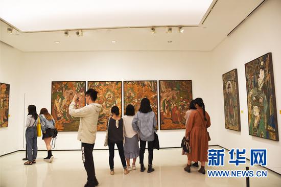 学生参观第三届“一带一路”传统壁画复制与修复研究作品展。新华网发(范成成 摄)