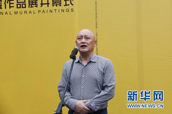 四川美术学院副院长、重庆市美协油画艺委会主任张杰开幕式致辞。新华网发(范成成 摄)