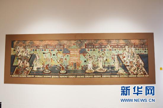 作品《临摹敦煌壁画莫高窟 初唐第220窟舞乐图》424×118cm。新华网发(范成成 摄)