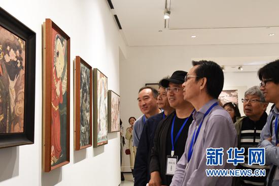 专家对作品进行点评。新华网发(范成成 摄)
