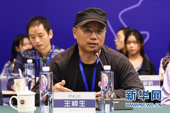 中国美协壁画艺委会主任、中央美院修复研究院院长王颖生主题发言。新华网发(范成成 摄)