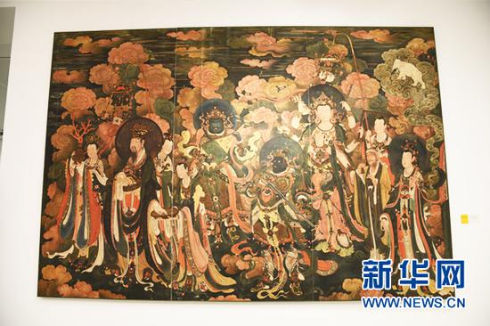 由刘凯、田又丹、罗舒宁、奉玲玲、杨柳岸、黄盼、赵艺萌、朱良机、高晨栋创作的《帝释梵天礼佛护法图-局部》235×345cm。新华网发(范成成 摄)