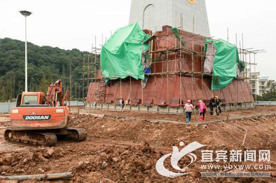 施工人员正在整理周边场地。(宜宾新闻网 黄铄然 摄)