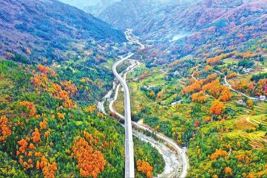 历经9年建设,巴陕高速公路全线建成通车。