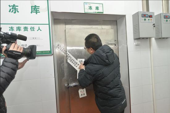 △3月16日,温江区市场监督管理局再次开库,对封存食材进行核查