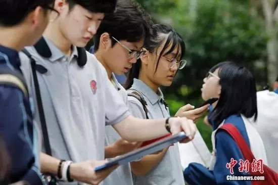 资料图:考生在考场外候考。殷立勤 摄