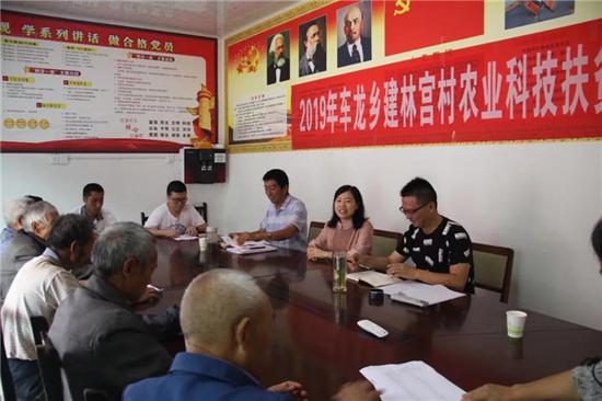 召开精准脱贫专题座谈会