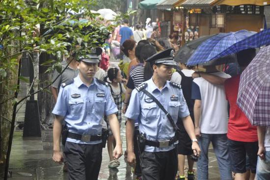 派出所民警在宽窄巷子景区巡逻。成都市公安局供图