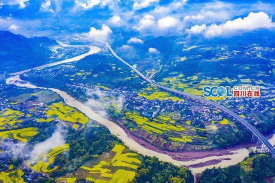 川藏雪域高原旅游线路上的雅康高速天全段