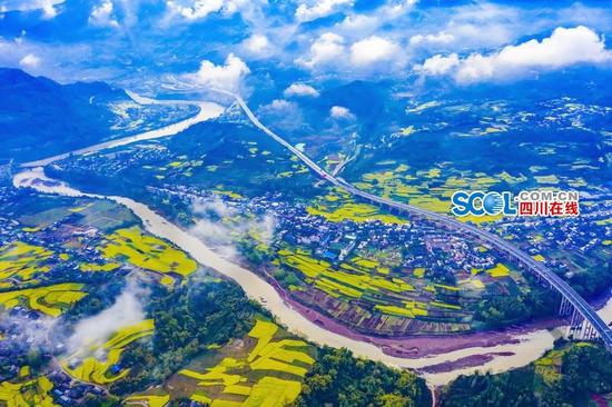 川藏雪域高原旅游線路上的雅康高速天全段