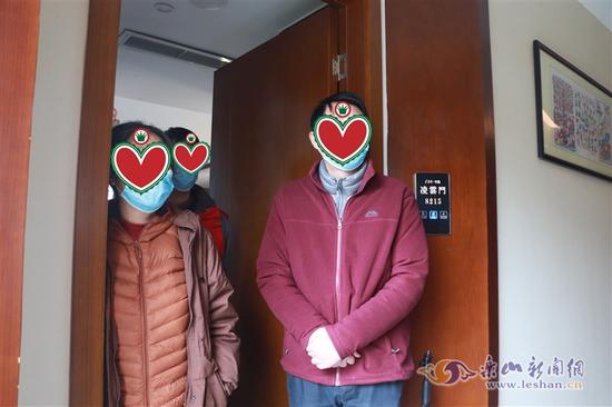 陳剛和妻子、兒子入住在酒店