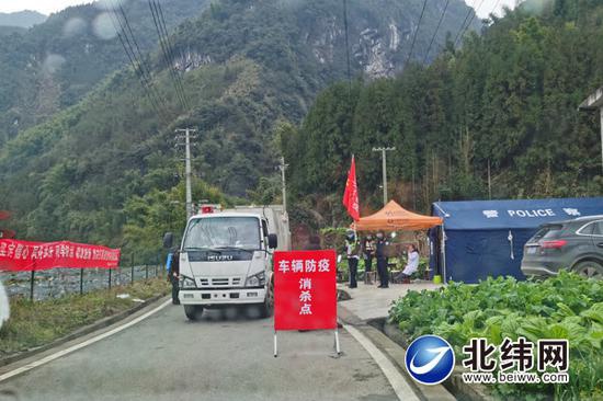 在双石镇往县城方向入口设立的消杀点,经过的车辆必须消毒,人员必须测量体温并登记。
