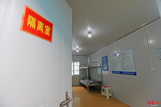 為應對疫情,工作人員專門用集裝箱改造了一個隔離室。