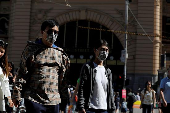 ▲当地时间1月29日,澳大利亚出现首例确诊病例出现后,墨尔本市弗林德斯街火车站外,部分民众戴上了口罩。图据路透社