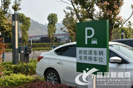 大型企业停车场里的充电桩。(宜宾新闻网 何东 摄)