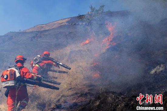 森林消防员全力灭火。（资料图）　周振生　摄