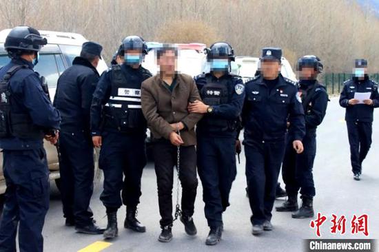 犯罪嫌疑人扎西某某被押解回石渠。(石渠警方供圖) 劉忠俊 攝
