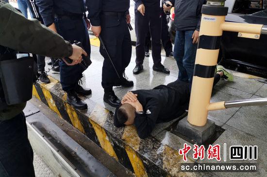 广元警方查获查获吸毒人员现场。广元警方供