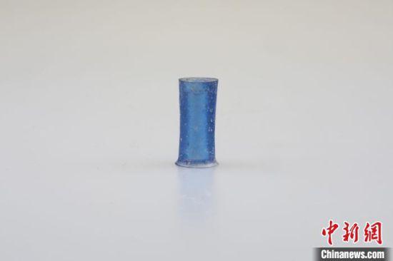 圖為崖墓群出土的玻璃耳珰。成都文物考古研究院供圖