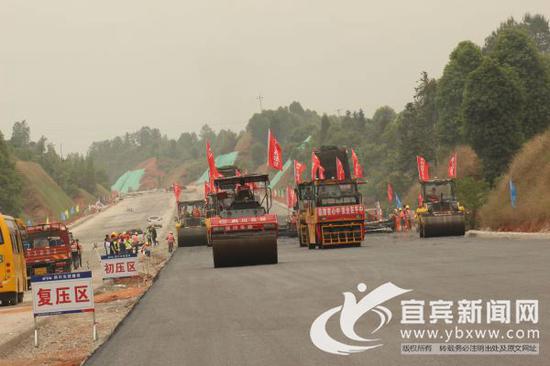 成宜高速宜賓段正式進(jìn)入油面鋪筑階段。(宜賓新聞網(wǎng) 曾江 攝)