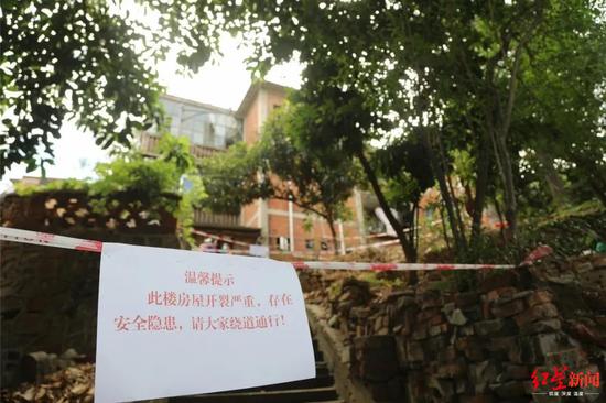 　↑开裂房屋被封闭拉起警戒线