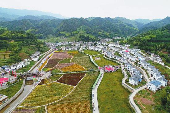 6月4日，航拍的泸州市古蔺县大寨苗族乡富民村易地扶贫搬迁聚居点。徐勤勇 摄（视觉四川）