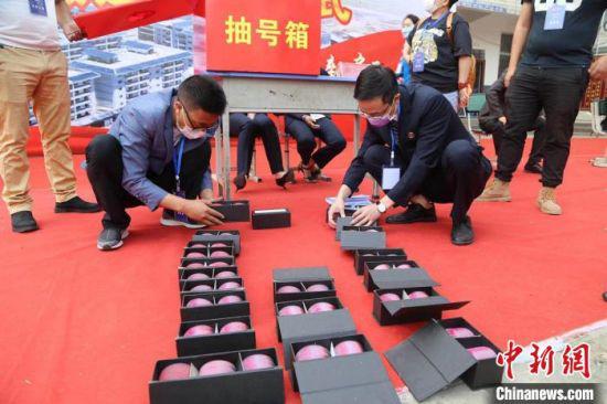 工作人員正在準(zhǔn)備抽簽道具。布拖縣委宣傳部供圖