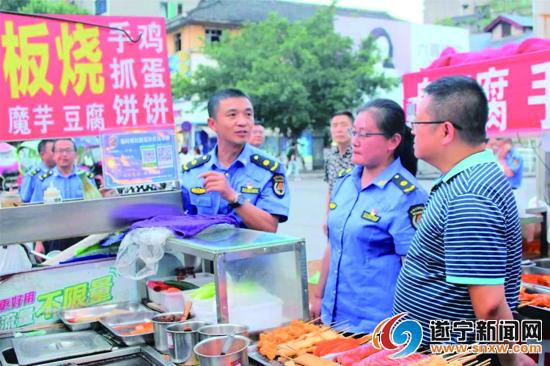 　我市通过规范管理路边摊、街边店，设置便民服务点，为困难群众解决创业就业难题，盘活地摊经济，满足周边群众消费需求。宋敏摄