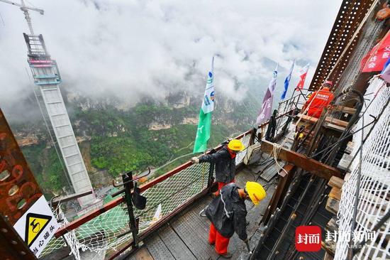 　6月23日，金阳河特大桥6号桥墩正在进行封顶施工。