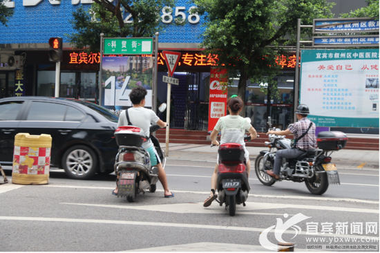 电动车逆行到此闯红灯,造成了极大的安全隐患(实习记者 杜卓滨 摄)