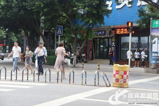 成群结队地闯红灯(实习记者 杜卓滨 摄)
