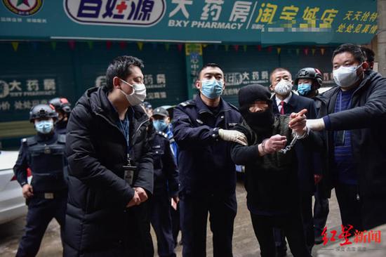 ↑馮某被警方抓獲,指認現場 攝影 楊烈
