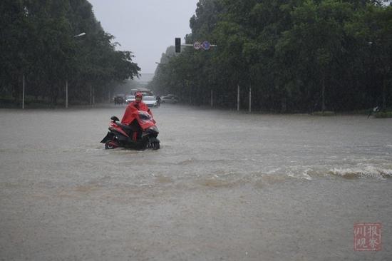 成都市普遍出现大暴雨天气过程，局部地方出现特大暴雨。