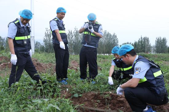 专案组民警踏勘现场。西昌公安供图