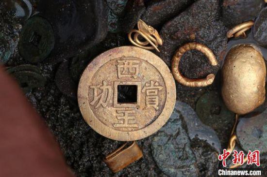 江口明末战场遗址出水的西王赏功钱币。（资料图）彭山区委宣传部提供