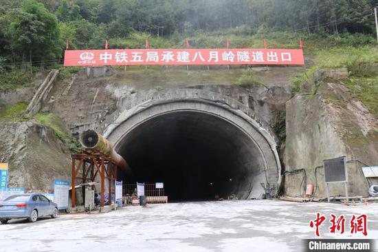 成昆鐵路復線八月嶺隧道順利貫通。中鐵五局 供圖
