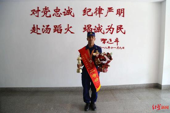 馮穎榮立二等功