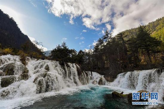 这是11月7日拍摄的九寨沟景区一景。 新华社记者 高健钧 摄