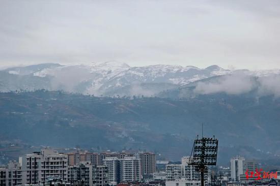 　↑西昌城区周边山头下雪。