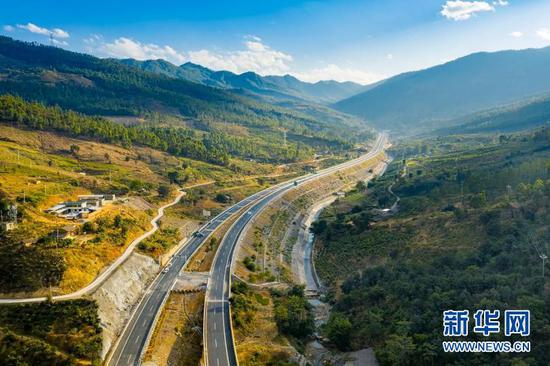 图为已建成的攀大高速公路川境段局部路段。