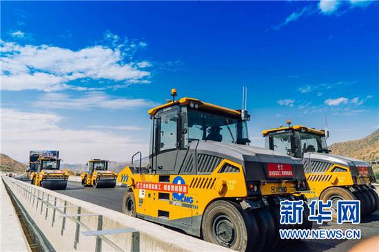 图为攀大高速公路川境段开展无人驾驶压路机群联动测试和应用。