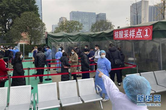 12月9日，在成都市第一人民医院，人们有序排队接受核酸检测。新华社记者 沈伯韩 摄