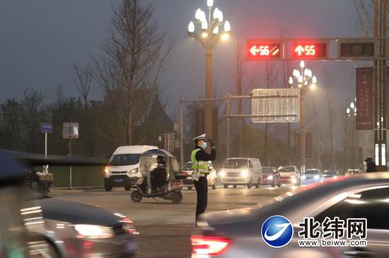 晚高峰时，交警在路口指挥交通，缓解拥堵