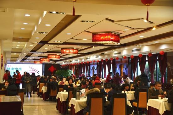 　随着春节临近，到红杏酒楼聚餐的顾客增多，但多以2-4人一桌为主。